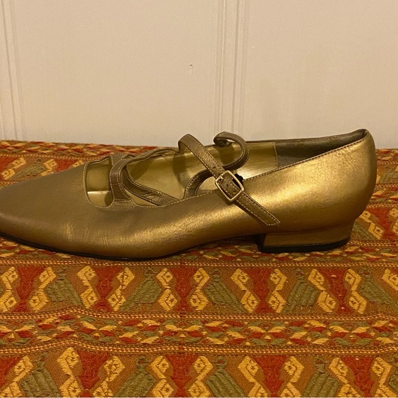 Gold cross strapped gold flats - Picture 3 of 3